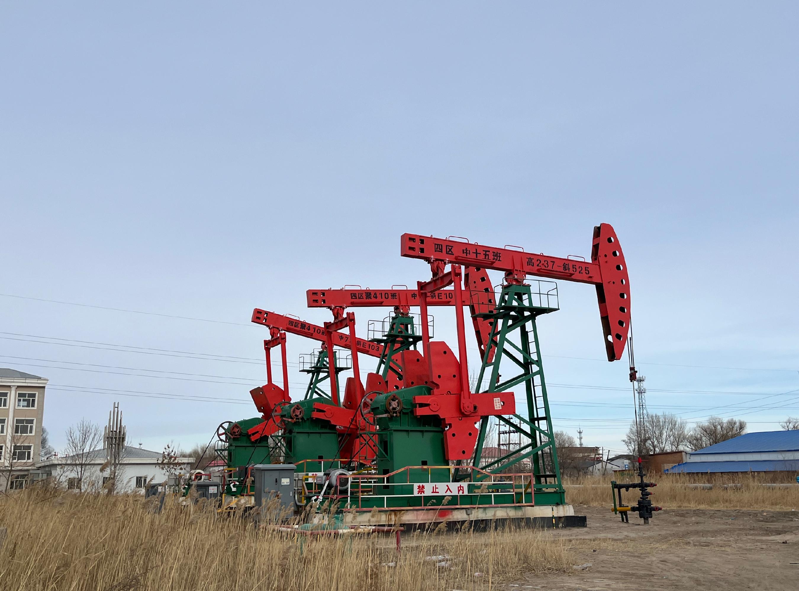 “磕头机”下的荒原与新城｜故乡里的中国