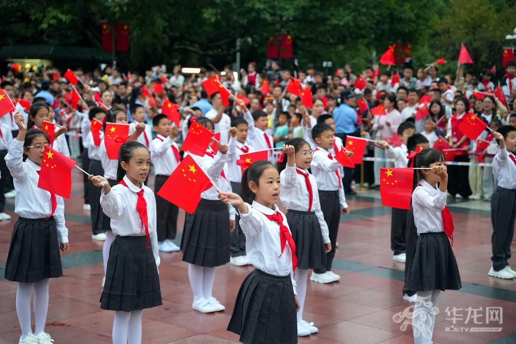 少先队员演唱爱国歌曲。第1眼TV-华龙网记者 辛飞 摄