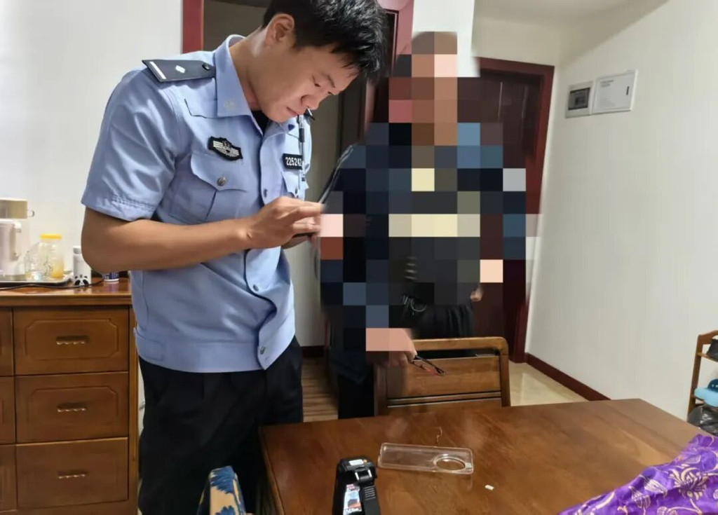 民警抵达现场后,立即断开网络连接、取出电话卡,第一时间切断骗子控制渠道。 警方供图