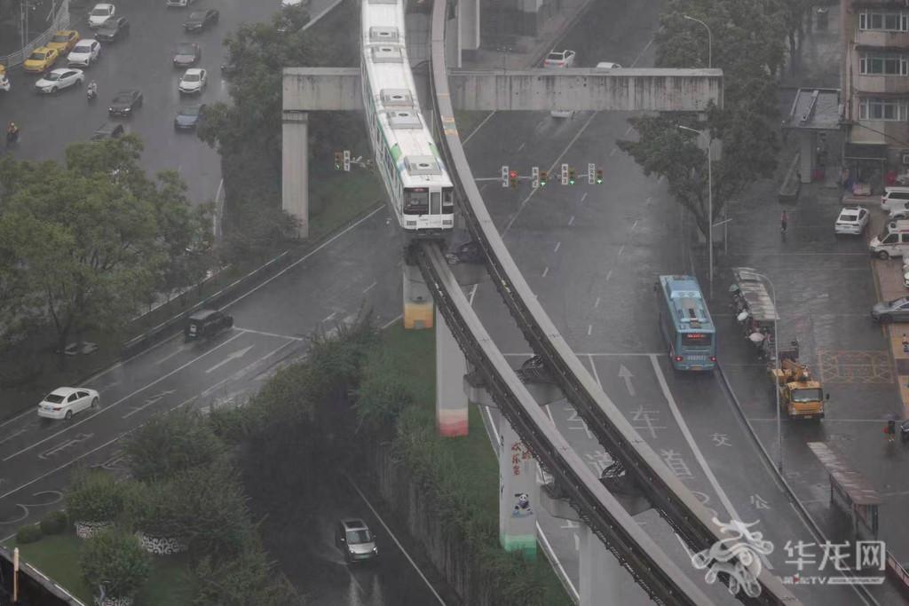 重庆中心城区突降大雨。第1眼TV-华龙网记者 李一鸣 摄