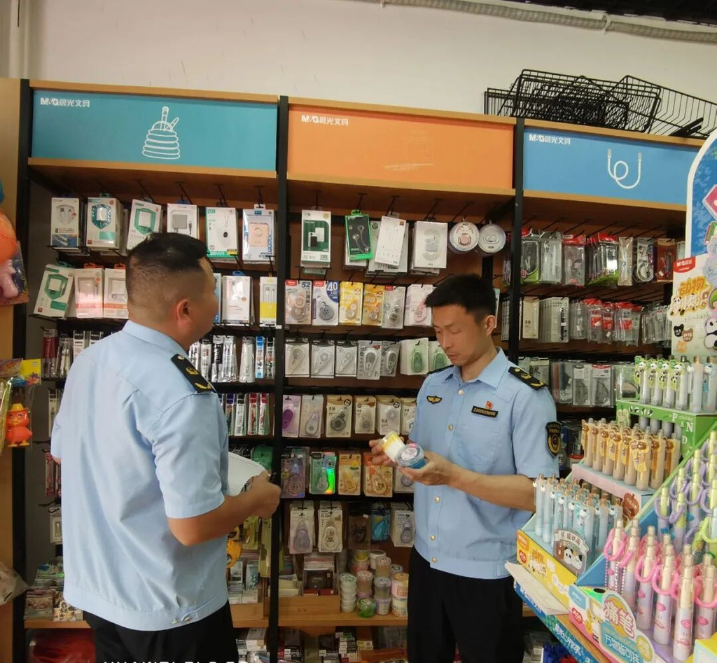 执法人员正在校园周边的文具店进行检查。重庆市荣昌区市场监督管理局供图