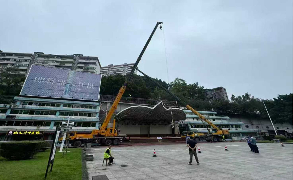 户外广告牌整治现场。受访者供图