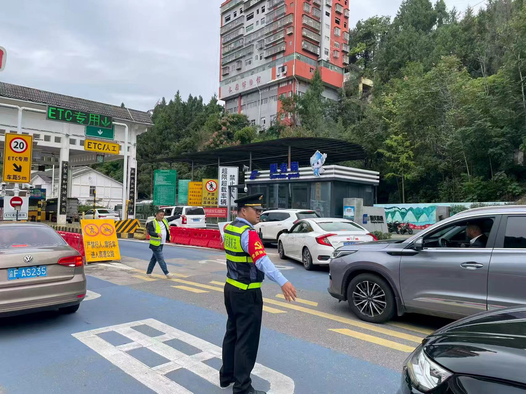 执法人员在收费站引导车辆通行。受访者供图