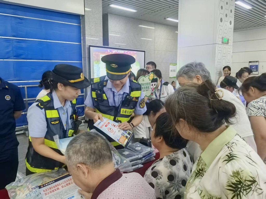 执法人员向纳凉市民宣传文明纳凉。受访者供图