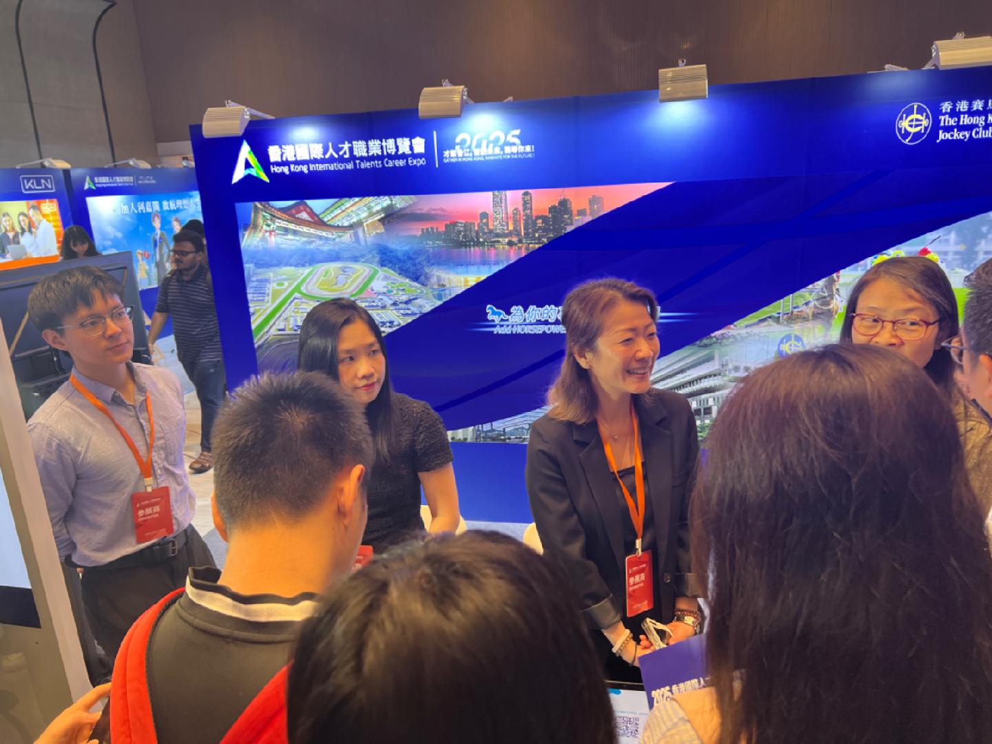 香港国际人才招聘会，内地求职者争相涌入，机会与竞争并存