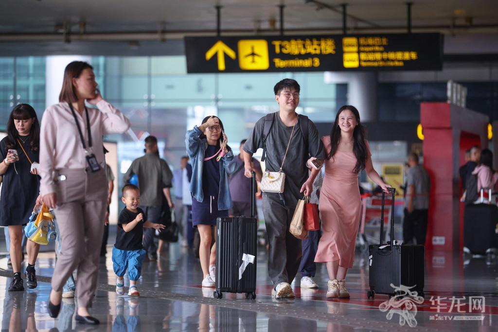 重庆江北国际机场,旅客陆续抵达重庆。第1眼TV-华龙网记者 李一鸣 摄