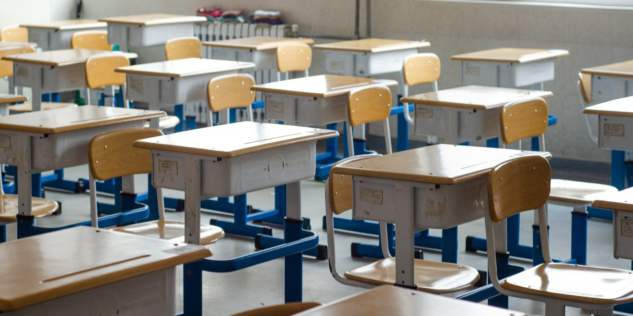近日,关于学校的课桌椅没有随着学生一起长,导致课桌椅高度与学生