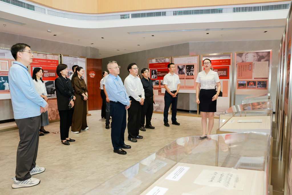 师生观展。受访单位供图