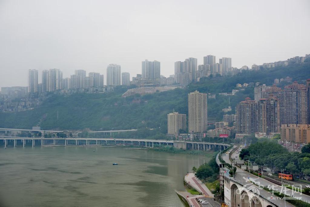 重庆中心城区阴天。第1眼TV-华龙网记者 李一鸣 摄
