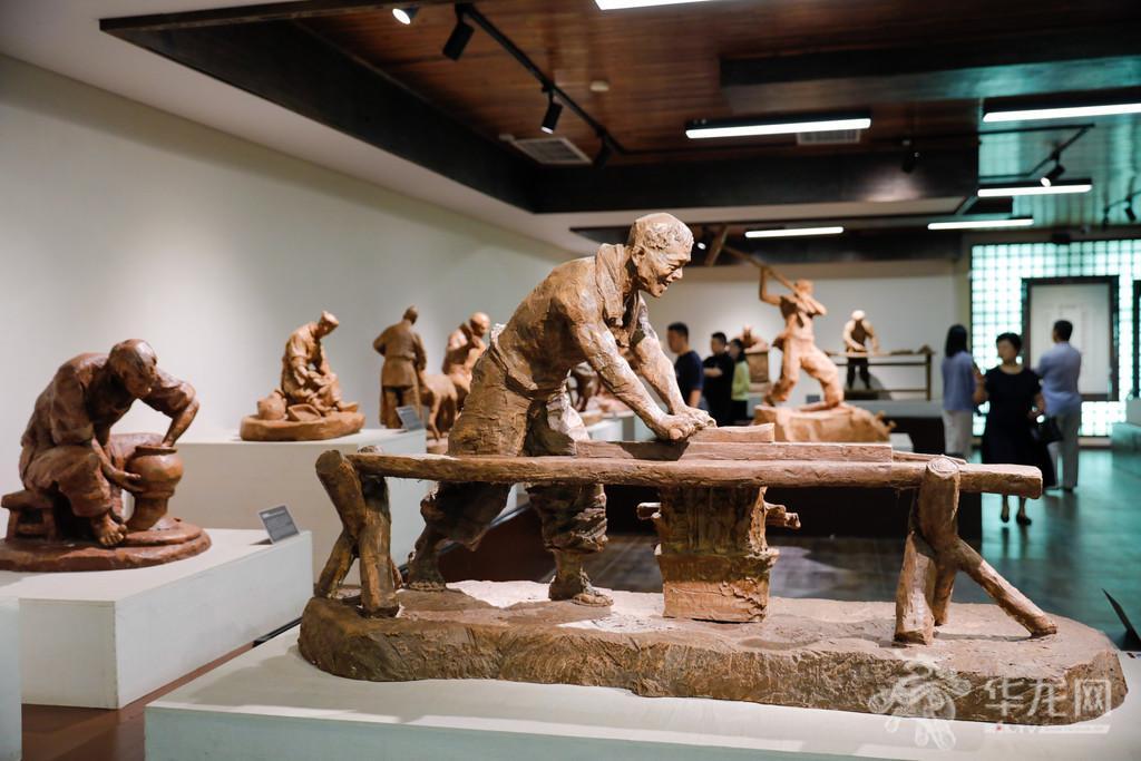 两江新区两江博物馆,巴蜀七十二行雕塑馆展厅里展示了行业人员形象雕塑。