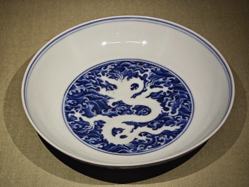 青花海水龙白纹盘.jpg