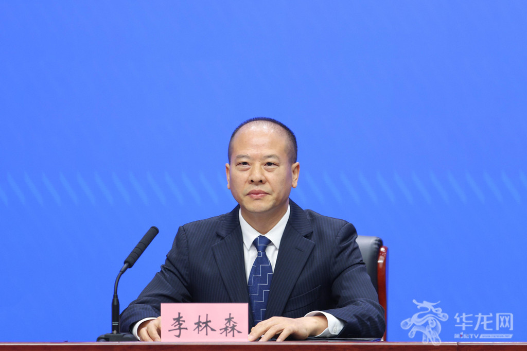人行重庆市分行副行长李林森回答记者提问。第1眼TV-华龙网记者 李一鸣 摄