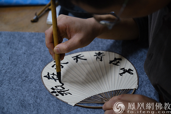 禅宗书法体验,书法家正在书写“云在青天水在瓶”