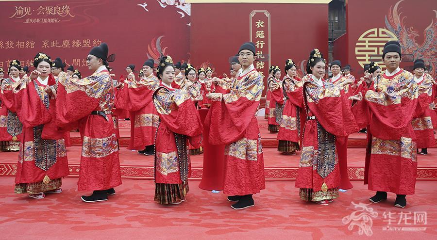 100对新人共同开启婚姻生活新篇章。第1眼TV-华龙网记者 李文科 摄