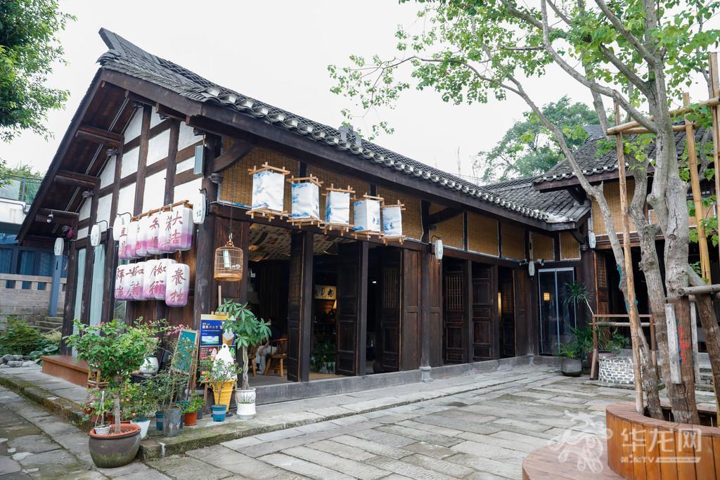 当地依托三合院打造茶饮住宿项目“三井草木间”。