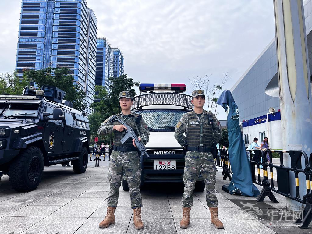 武警官兵在站外广场定点警戒。 第1眼TV-华龙网 任璐瑶摄