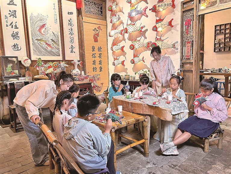 一盏鱼灯与一处古建联袂“出圈”