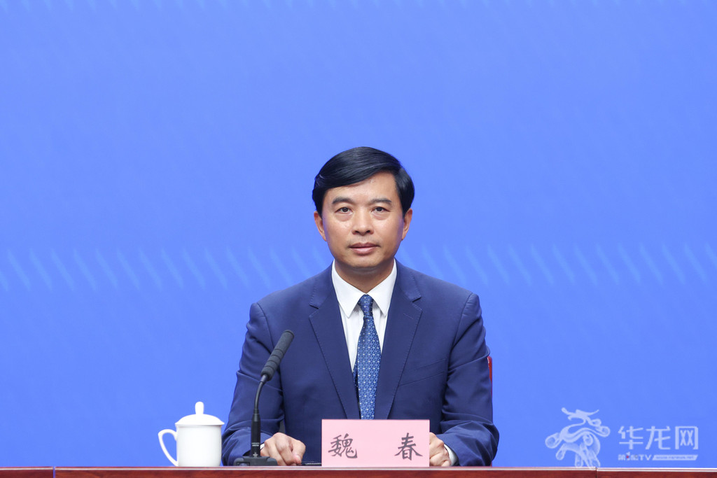 市委网信办副主任魏春回答记者提问。第1眼TV-华龙网记者 李一鸣 摄