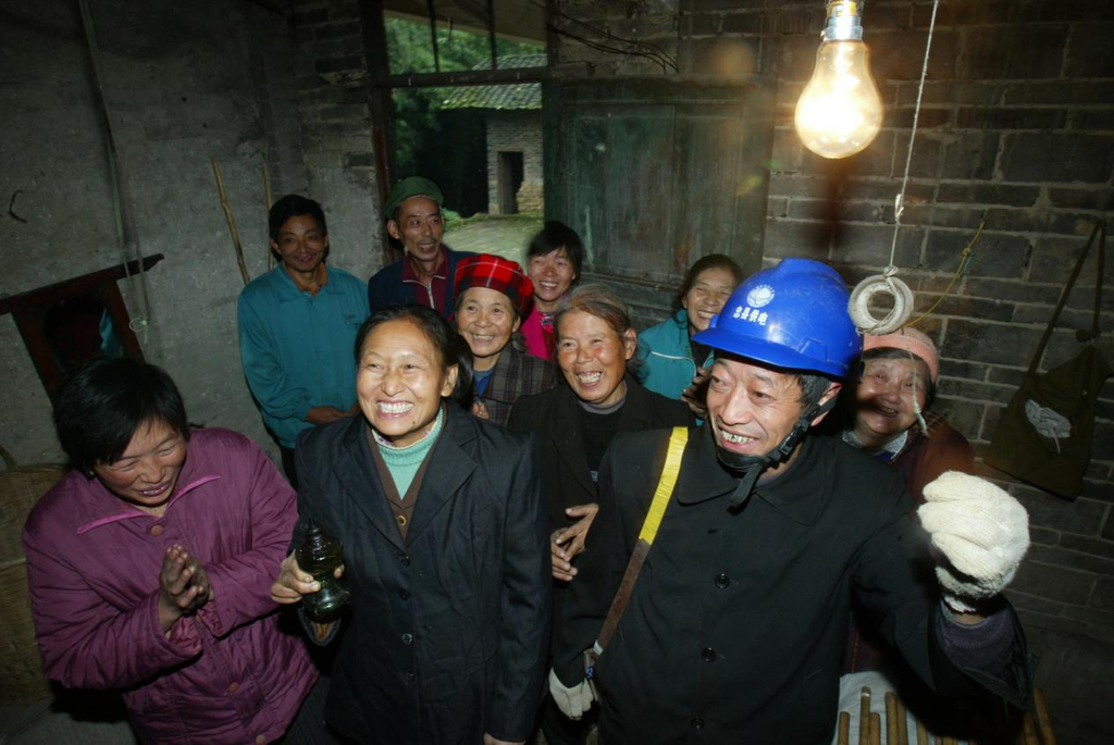 2006年12月6日,忠县皇华岛通电。受访单位供图