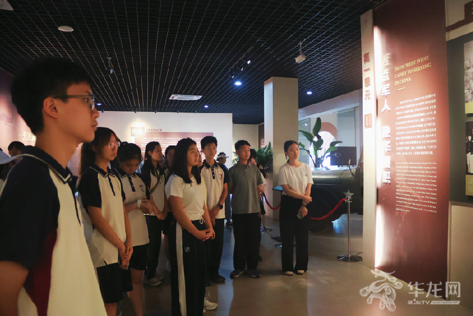 学生们参观史迪威图片展。第1眼TV-华龙网实习生 王薇岚摄