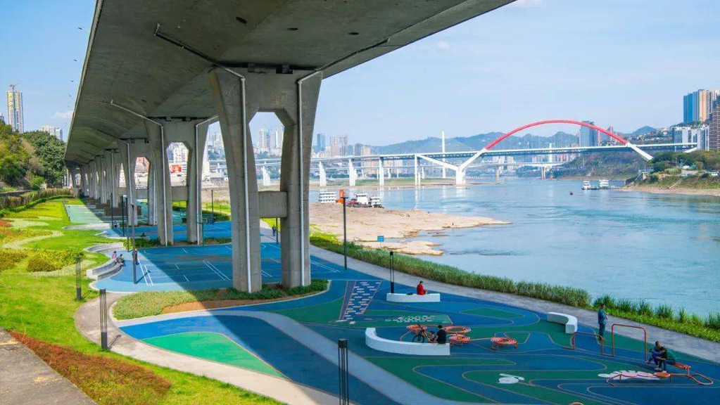 渝中区菜九路兜子背高架桥桥下空间整改后。市城市管理局供图