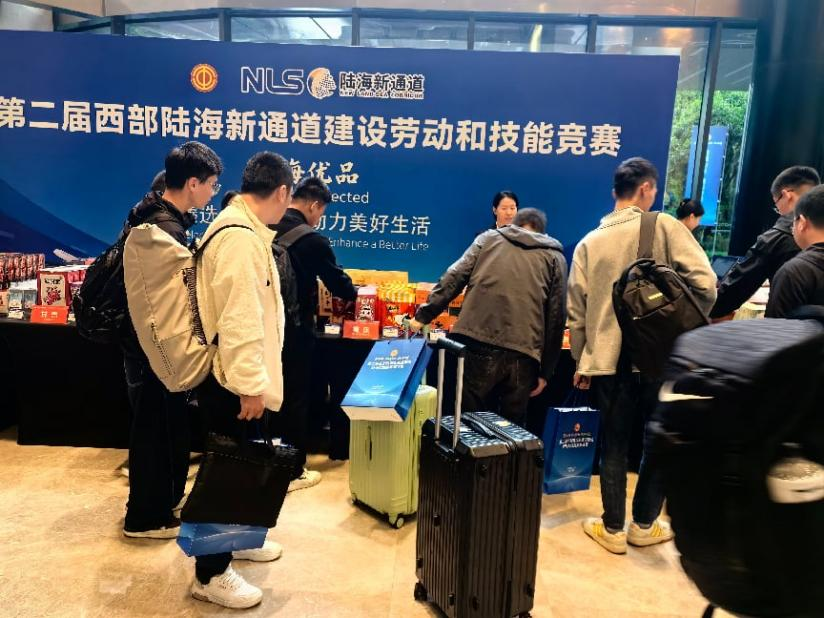 参赛选手光顾“陆海优品”展区。赛事组委会供图
