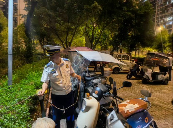 检查人员检查电动自行车充电情况。重庆消防供图