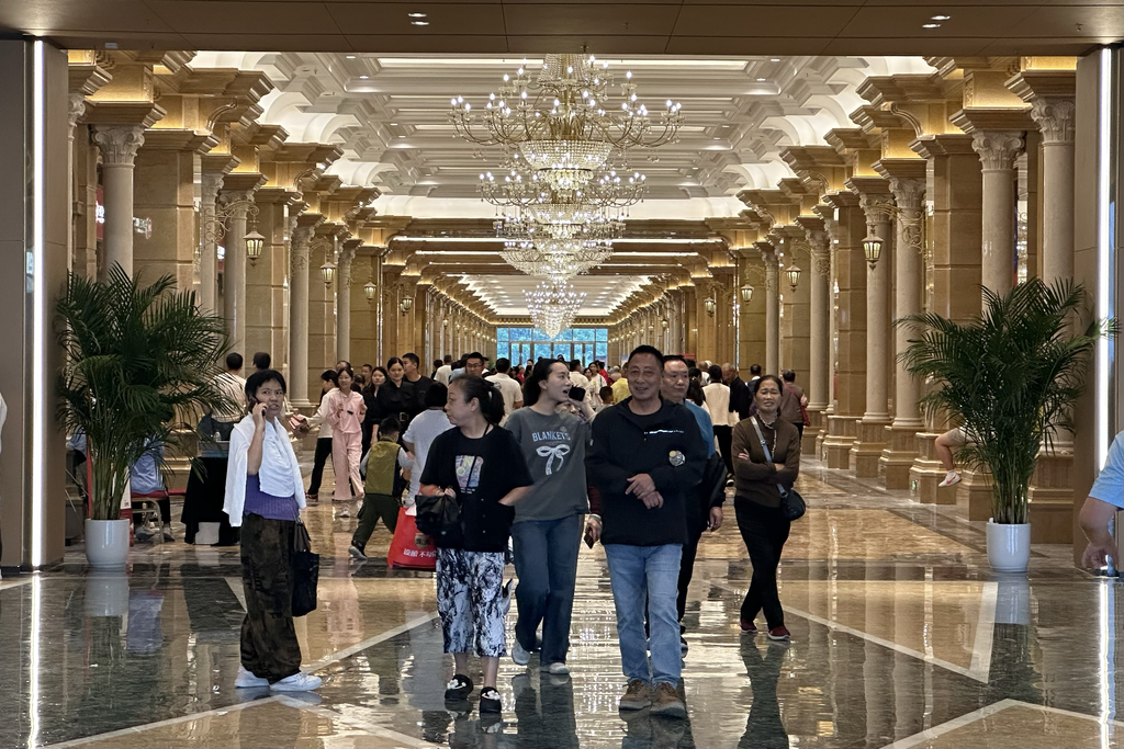 游客逛展厅。景区供图