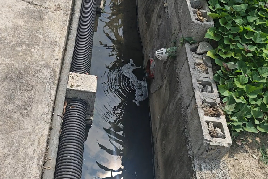 整改前，污水溢流口正在溢流。重庆市生态环境局供图