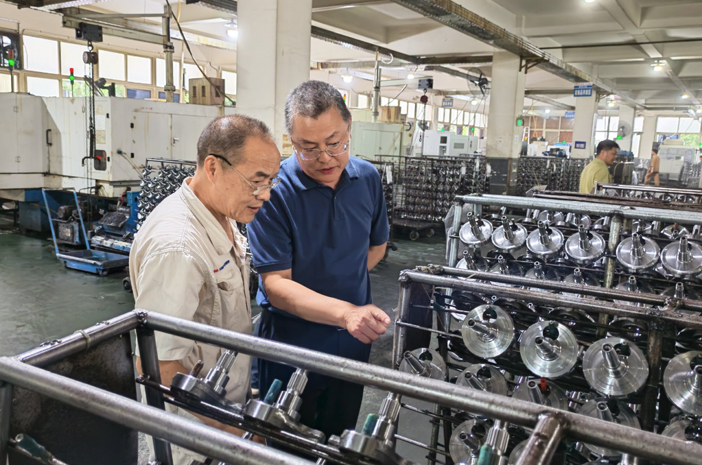 质量专家进入重庆歇马曲轴有限公司生产车间开展质量帮扶。 重庆市市场监督管理局