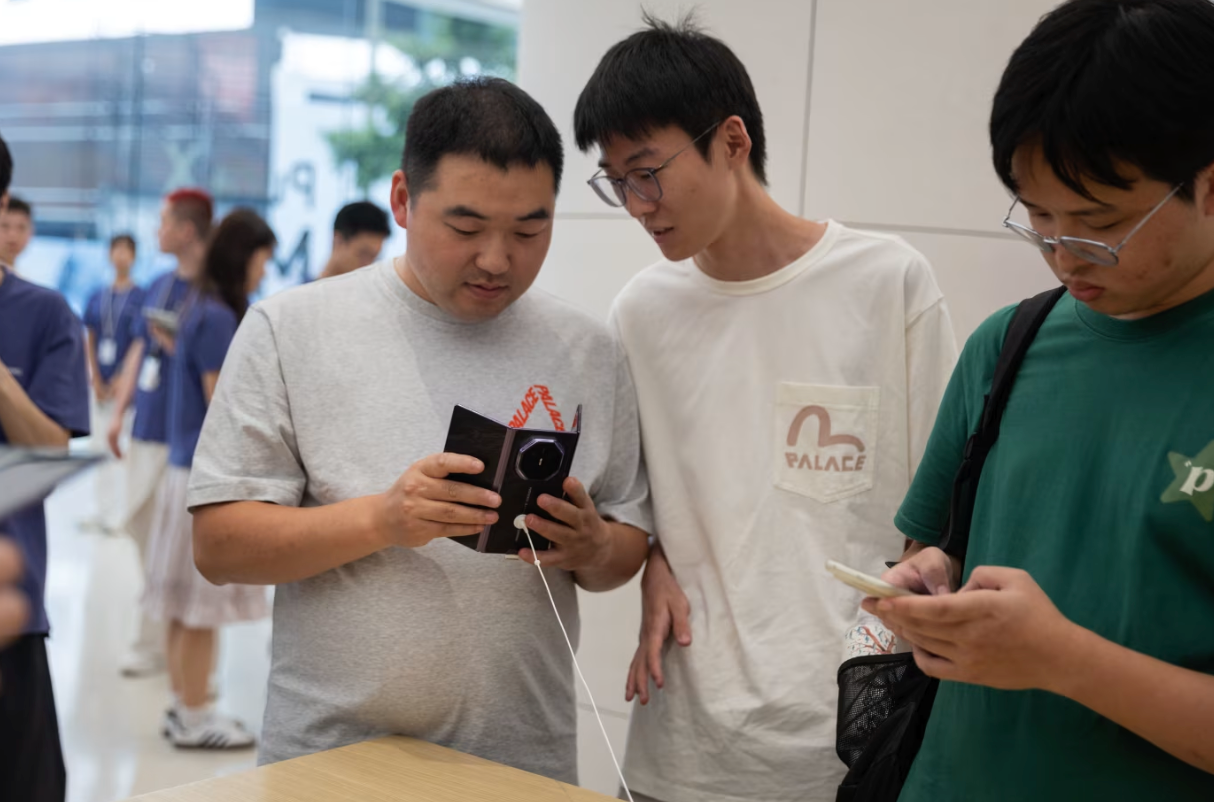顾客在体验华为Mate XT2