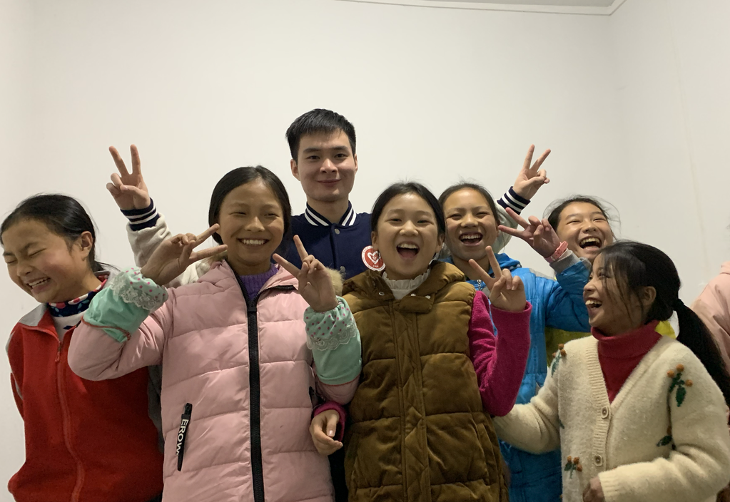 尹梁宇在后坪乡鱼子小学支教。受访者供图