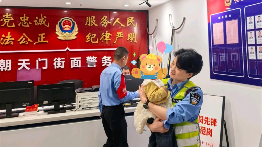 民警正在安抚与家人走失的女童。 警方供图