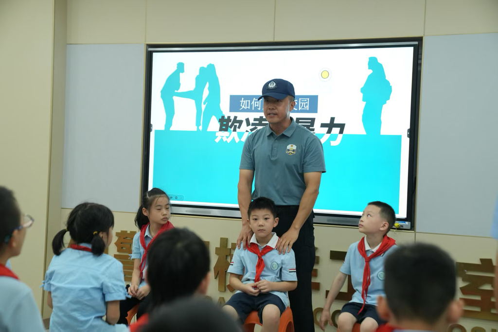 民警为孩子讲解校园欺凌的表现形式、带来的身心危害以及对应的法律后果。 警方供图