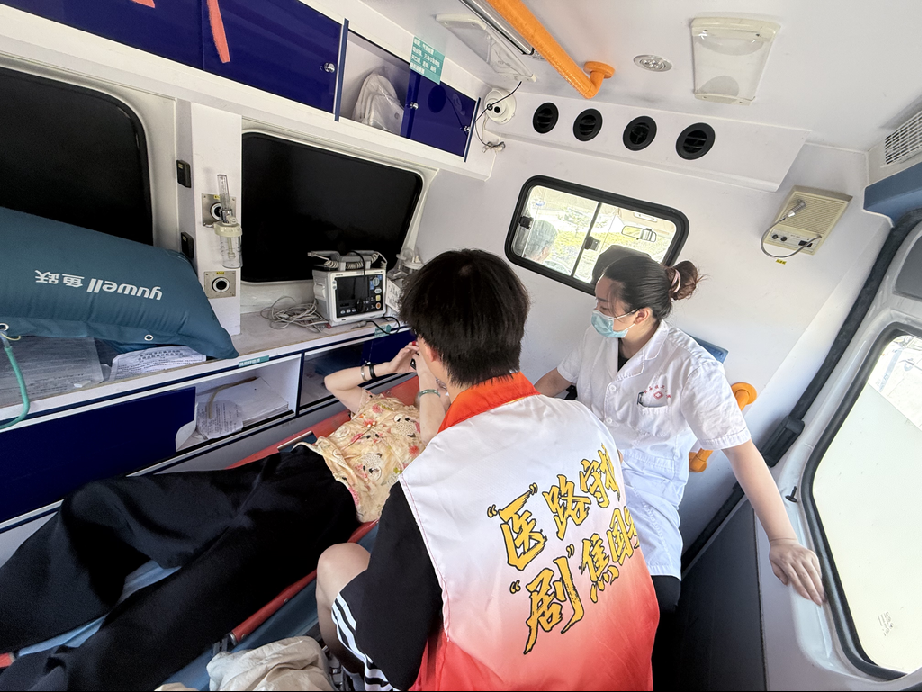 志愿者协同120救护人员护送老人前往医院途中。受访单位供图