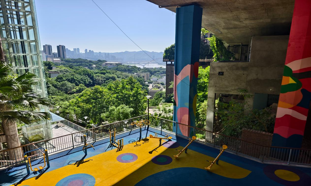 桥下空间“长出”休闲场所。市城市管理局供图