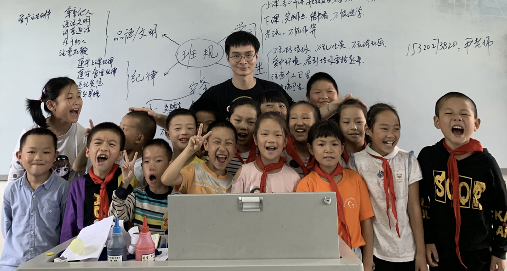 尹梁宇在后坪乡鱼子小学支教。受访者供图