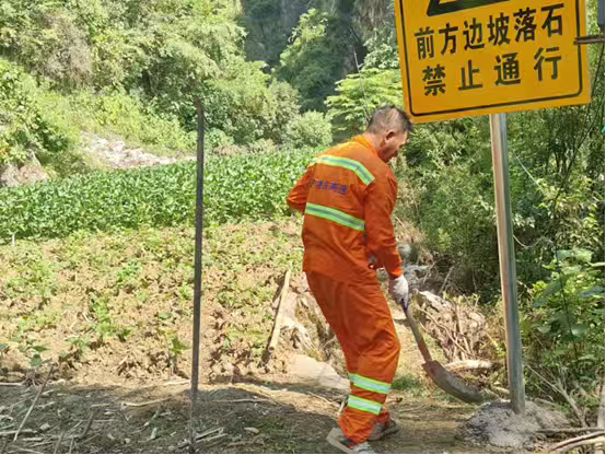 高速路营运单位在落石区域周边设置警示标志。受访者供图