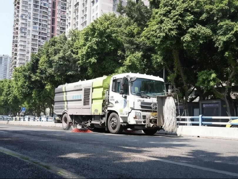 环卫车机械作业。市城市管理局供图