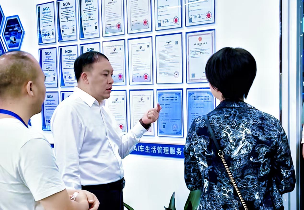 参会代表走访企业、现场观摩。受访单位供图
