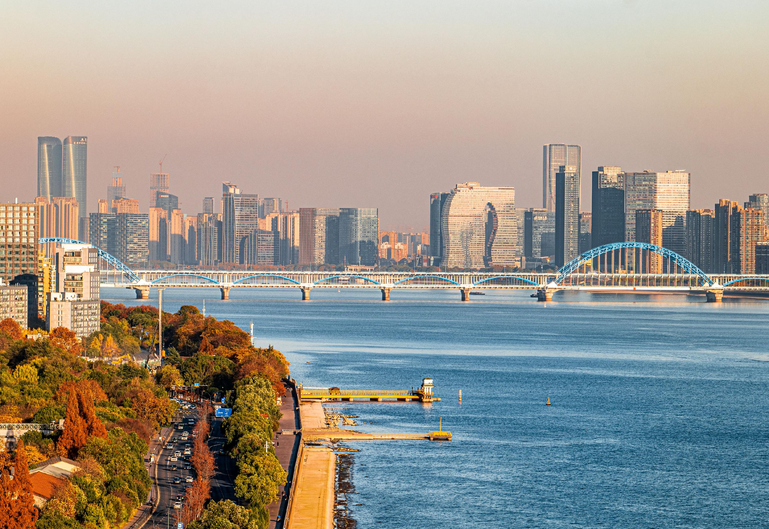 从南宋行在的商贸繁华,到电商,金融与数字经济的叠代跃迁,杭州的气质