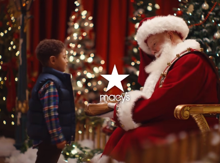 梅西百货2023圣诞节广告：角色反转，小孩给圣诞老人送礼物
