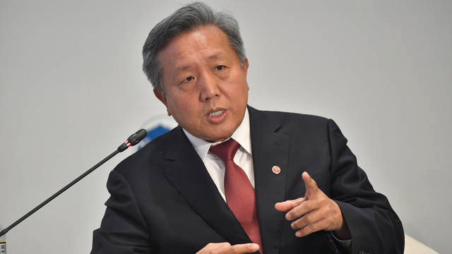 吴晓求对股市还要有信心实在受不了就去跑跑步身体很重要