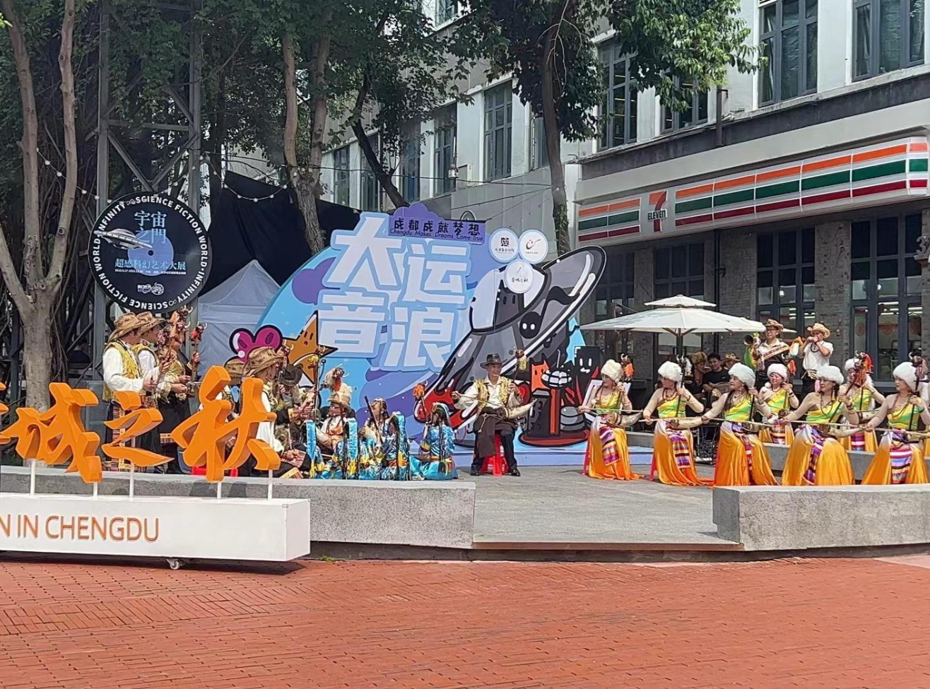 在成都街头走一走｜走到东郊记忆，体验不一样的街头艺术场景