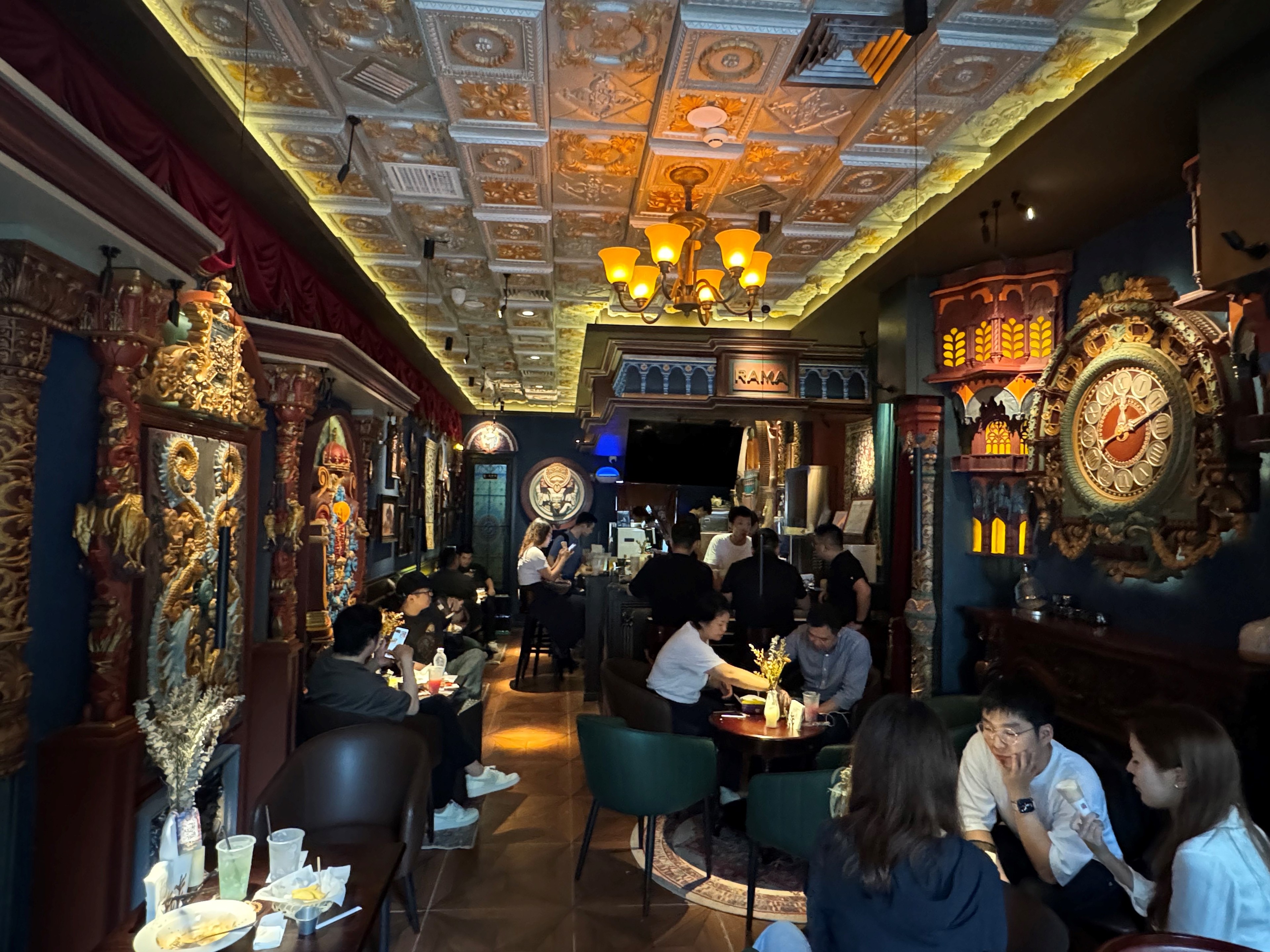 2009年10月,公司创始人徐炳忠开出的第一家40平方米海伦司小酒馆就