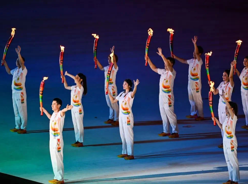 “敬礼娃娃”郎铮 他用敬礼那只手擎举起大运火炬