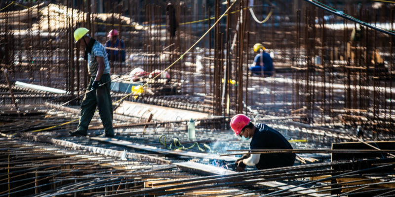 两代农民工告别沿海工厂 | 春节里的中国