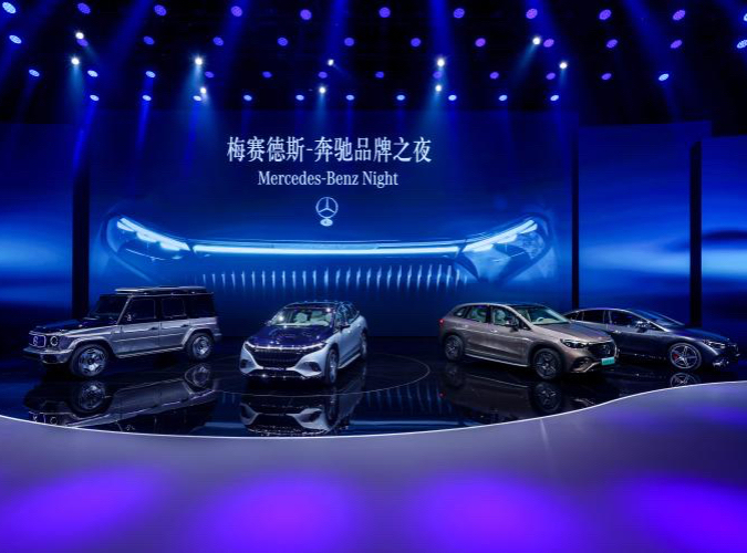 半個董事會親臨上海車展 奔馳宣布全品牌跨入電動時代